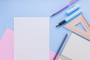 Okul konseptine geri dönelim. Okul kırtasiye ve pembe mavi arka plan üzerinde deniz kabuğu. Pastel arka plan üzerine kalemler, kalem ve gon. Üst te. Kopyalama alanı