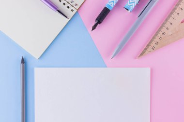 Okul konseptine geri dönelim. Okul kırtasiye ve pembe mavi arka plan üzerinde deniz kabuğu. Pastel arka plan üzerine kalemler, kalem ve gon. Üst te. Kopyalama alanı