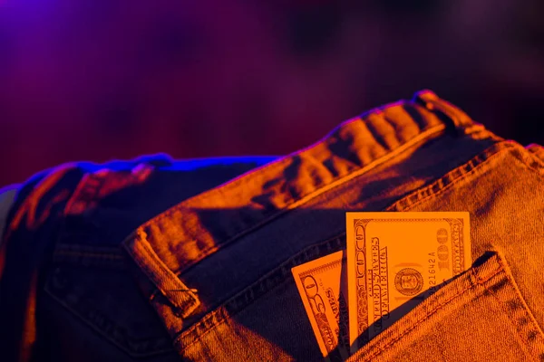 Honderd Dollar Bill Zak Van Blauwe Jeans Afgezwakt Dollars Neon — Stockfoto