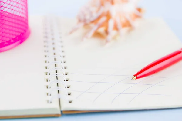 Roter Stift Und Muschel Auf Dem Notizbuch Roter Stift Auf — Stockfoto