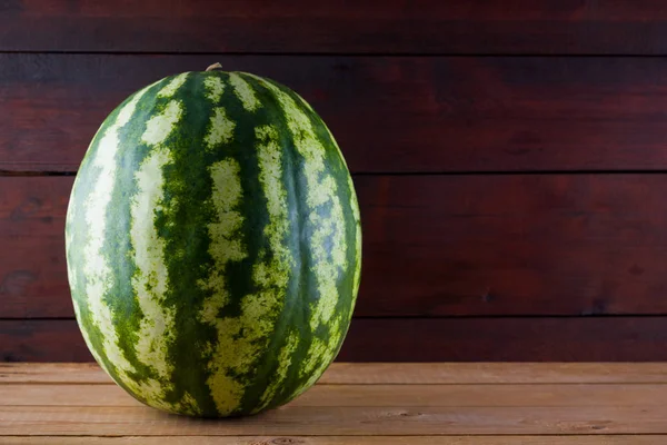 Tahta tahtalarda karpuz. Tahta zemin üzerine bütün karpuz. Vegan için sağlıklı bir besin. Vintage tarzı. Kopyalama alanı