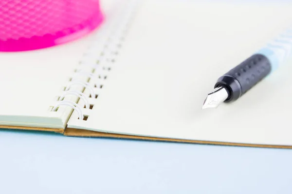 Pióro Fontanny Notatniku Niebieskie Pióro Tle Pastelowych Koncepcja Biznesowa Długopisem — Zdjęcie stockowe