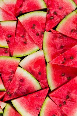 Karpuz deseni. Dilimlenmiş karpuz üst görünümü. Tohumlu olgun karpuz. Yaz yaratıcı kavramı