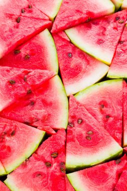 Karpuz deseni. Dilimlenmiş karpuz üst görünümü. Tohumlu olgun karpuz. Yaz yaratıcı kavramı
