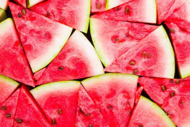 Karpuz deseni. Dilimlenmiş karpuz üst görünümü. Tohumlu olgun karpuz. Yaz yaratıcı kavramı