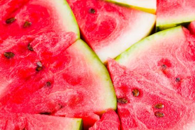 Karpuz deseni. Dilimlenmiş karpuz üst görünümü. Tohumlu olgun karpuz. Yaz yaratıcı kavramı