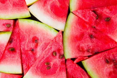 Karpuz deseni. Dilimlenmiş karpuz üst görünümü. Tohumlu olgun karpuz. Yaz yaratıcı kavramı