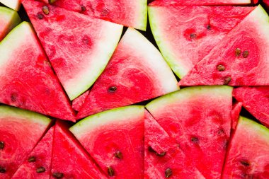 Karpuz deseni. Dilimlenmiş karpuz üst görünümü. Tohumlu olgun karpuz. Yaz yaratıcı kavramı