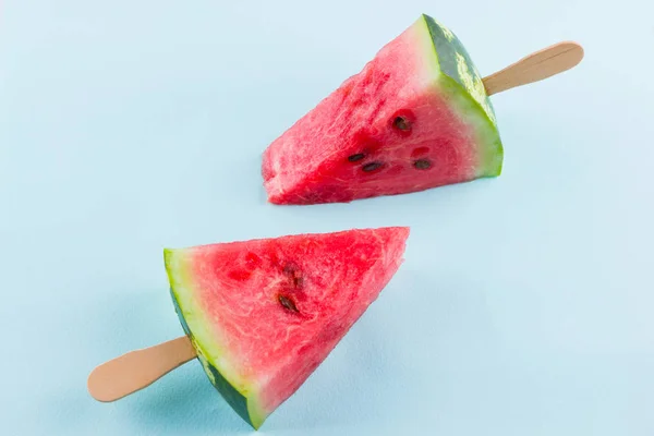 Watermeloen Slice Ijslolen Een Turquoise Achtergrond Verse Watermeloen Houten Stokken — Stockfoto