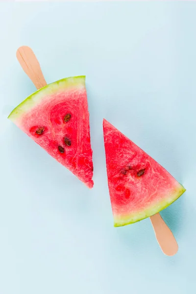 Paletas Rebanadas Sandía Sobre Fondo Turquesa Sandía Fresca Palos Madera —  Fotos de Stock