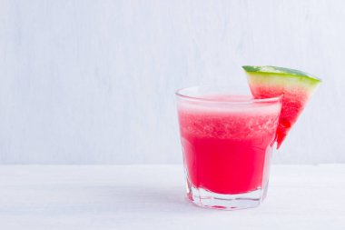 Karpuz, karpuz dilimleri ile bardakta içilir. Beyaz arka planda karpuz smoothies. Vejetaryen için yaz sağlıklı içecek. Kopyalama alanı