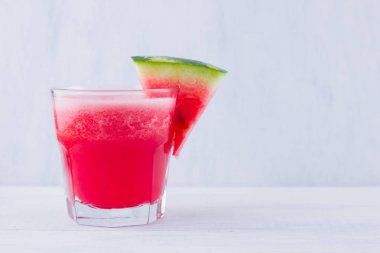 Karpuz, karpuz dilimleri ile bardakta içilir. Beyaz arka planda karpuz smoothies. Vejetaryen için yaz sağlıklı içecek. Kopyalama alanı