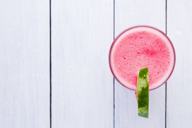 Karpuz, karpuz dilimleri ile bardakta içilir. Beyaz arka planda karpuz smoothies. Vejetaryen için yaz sağlıklı içecek. Kopyalama alanı