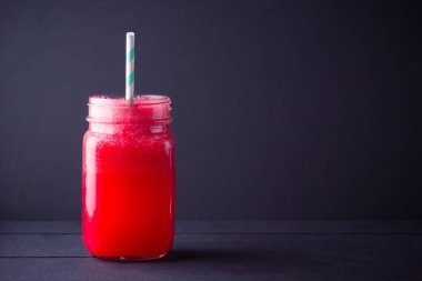Karpuz karpuz dilimleri ile mason kavanozda karpuz içmek. Karpuz smoothies koyu arka plan üzerinde. Kayrak tahtasında yaz sağlıklı içecek. Kopyalama alanı
