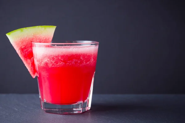 Vattenmelon Drick Glas Med Skivor Vattenmelon Vattenmelon Smoothies Mörk Bakgrund — Stockfoto