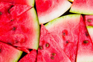 Karpuz deseni. Dilimlenmiş karpuz üst görünümü. Tohumlu olgun karpuz. Yaz yaratıcı kavramı