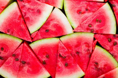 Karpuz deseni. Dilimlenmiş karpuz üst görünümü. Tohumlu olgun karpuz. Yaz yaratıcı kavramı