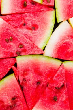 Karpuz deseni. Dilimlenmiş karpuz üst görünümü. Tohumlu olgun karpuz. Yaz yaratıcı kavramı