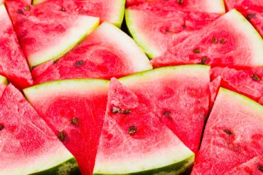 Karpuz deseni. Dilimlenmiş karpuz üst görünümü. Tohumlu olgun karpuz. Yaz yaratıcı kavramı