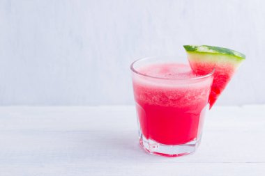 Karpuz, karpuz dilimleri ile bardakta içilir. Beyaz arka planda karpuz smoothies. Vejetaryen için yaz sağlıklı içecek. Kopyalama alanı