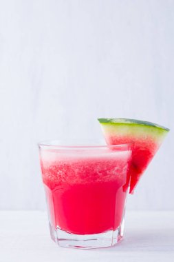 Karpuz, karpuz dilimleri ile bardakta içilir. Beyaz arka planda karpuz smoothies. Vejetaryen için yaz sağlıklı içecek. Kopyalama alanı