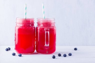 Karpuz dilimleri ile mason kavanozlarda karpuz içmek. Beyaz arka planda karpuz smoothies ve yaban mersini. Vejetaryen için yaz sağlıklı içecek. Kopyalama alanı