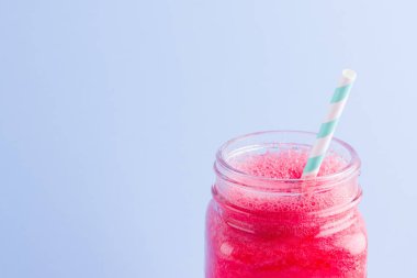Karpuz dilimleri ile mason kavanozda karpuz smothie. Mavi arka planda karpuz smoothies ve yaban mersini. Vegan için sağlıklı içecek