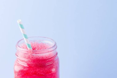Karpuz dilimleri ile mason kavanozda karpuz smothie. Mavi arka planda karpuz smoothies ve yaban mersini. Vegan için sağlıklı içecek