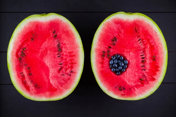 Wassermelone Und Blaubeeren Auf Dunklem Hintergrund Blaubeeren Wassermelone Kreatives Ernährungskonzept — Stockfoto