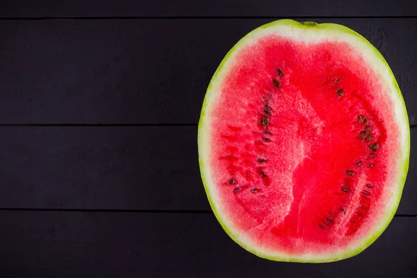 Die Hälfte Der Wassermelone Auf Dunklem Hintergrund Wassermelone Scheiben Geschnitten — Stockfoto