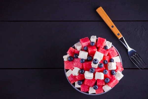 Wassermelonensalat Mit Fetakäse Grauer Schüssel Gesunder Salat Mit Blaubeeren Wassermelone — Stockfoto