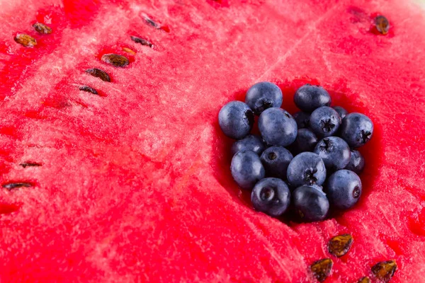 Wassermelone Und Blaubeeren Auf Weißem Hintergrund Der Prozess Des Essens — Stockfoto