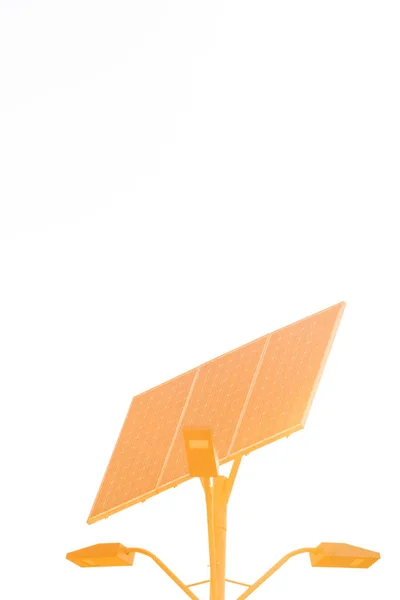 太陽の下で街灯を持つ太陽装置 バッテリー付きソーラーパネルを搭載した街路灯 太陽からの代替エネルギー — ストック写真