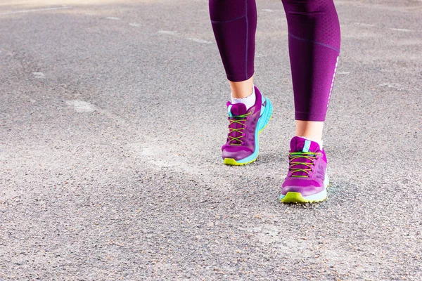 Sportig Kvinna Som Springer Sneakers Löpare Fötter Kör Väg Nära — Stockfoto