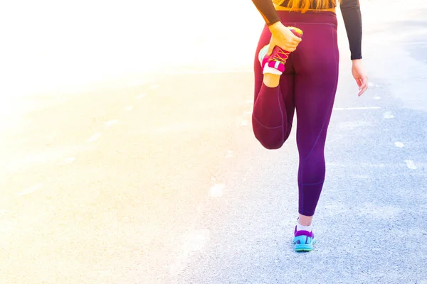 Jonge Fitness Vrouw Runner Stretching Benen Voor Lopen Stadion Vrouw — Stockfoto