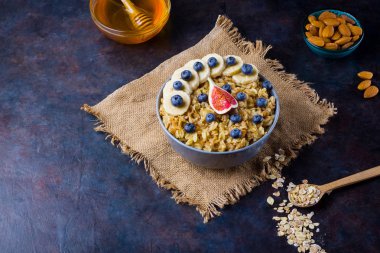 Böğürtlenli yulaf ezmesi, fındık ve bal. Kahvaltı: yulaf ezmesi, yabanmersini ve koyu arkaplanda incir. Çuval bezinde yulaf ezmesi