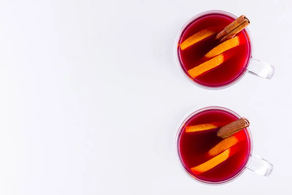 Glas Glühwein Mit Gewürzen Auf Weißem Hintergrund Weihnachtsglühwein Mit Orange — Stockfoto