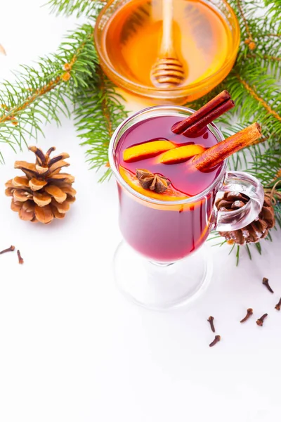 スパイスとガラスマグカップでワインを溶かした シナモン アニス モミの木の枝を持つマルチワインのグラス 冬のクリスマスドリンク 最上階だ平敷 — ストック写真