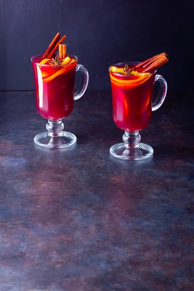 Bicchiere Vin Brulè Caldo Con Spezie Fondo Scuro Vino Brulé — Foto Stock