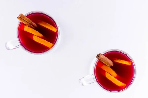 Glas Glühwein Mit Gewürzen Auf Weißem Hintergrund Weihnachtsglühwein Mit Orange — Stockfoto