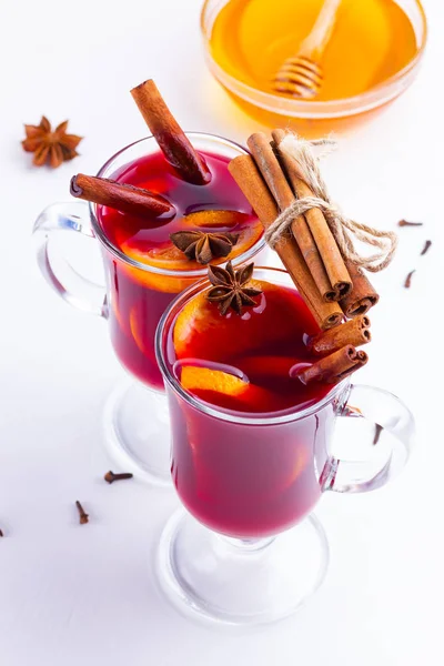 Glas Warme Glühwein Met Specerijen Honing Witte Achtergrond Kerst Glühwein — Stockfoto