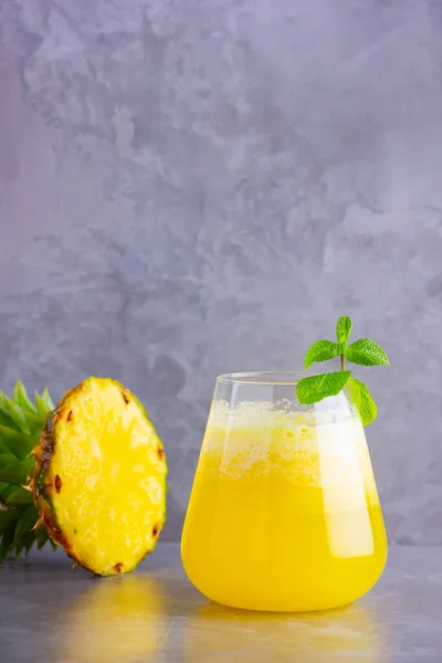 Cóctel Piña Sobre Fondo Gris Cóctel Piña Fría Con Menta — Foto de Stock