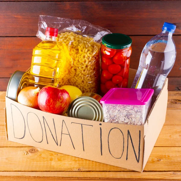 Spendenbox Mit Lebensmitteln Offene Pappschachtel Mit Wasser Konserven Getreide Und — Stockfoto