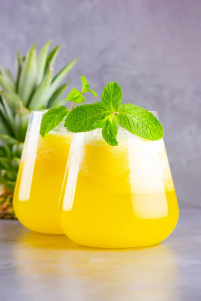 Jugo Piña Sobre Fondo Gris Jugo Para Desintoxicación Vaso Batido — Foto de Stock