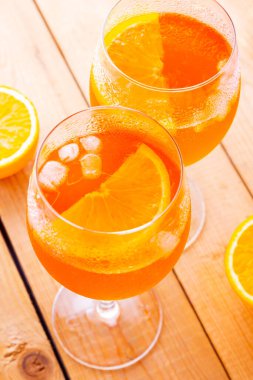 Tahtaya Aperol spreyli kokteyl. İki bardak portakallı aperol spreyi. Bardakta yaz kokteyli. Üst Manzara. Boşluğu kopyala