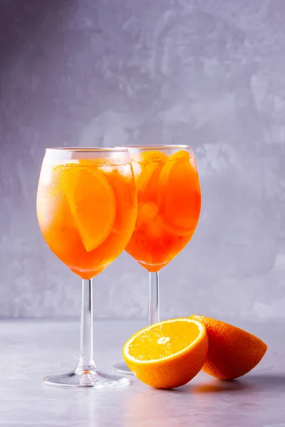 Коктейль Aperol Spritz Сером Фоне Два Стакана Аперлового Спринца Апельсиновым — стоковое фото