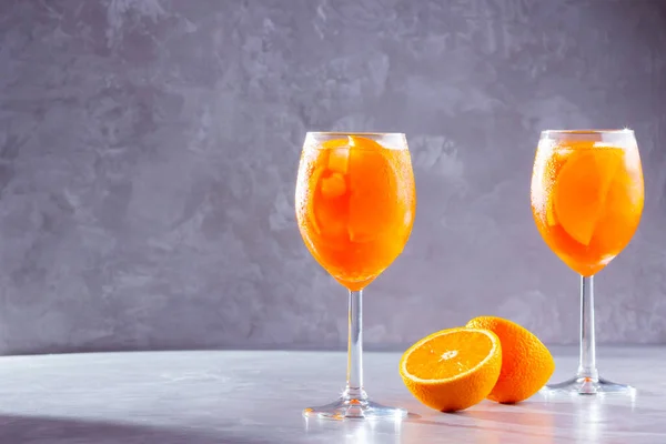 Κοκτέιλ Απερόλ Σπρίτζ Γκρι Φόντο Δύο Ποτήρια Aperol Spritz Πορτοκαλί — Φωτογραφία Αρχείου