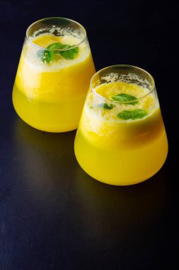 Siyah arka planda ananas suyu. Bardakta detoks sıvısı var. Taze ananaslı ananas püresi. Karanlık bir arka planda sağlıklı bir içecek.