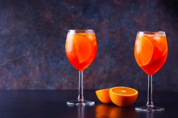 Aperol Spritz Cocktail Fundo Escuro Dois Copos Aperol Spritz Com — Fotografia de Stock