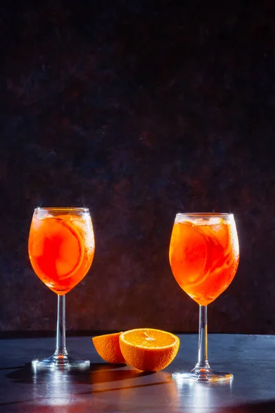 Aperol Spritz Cocktail Fundo Escuro Dois Copos Aperol Spritz Com — Fotografia de Stock